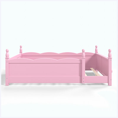 Lit pour enfant rose Montessori avec garde-corps pleine longueur et bibliothèque à côté