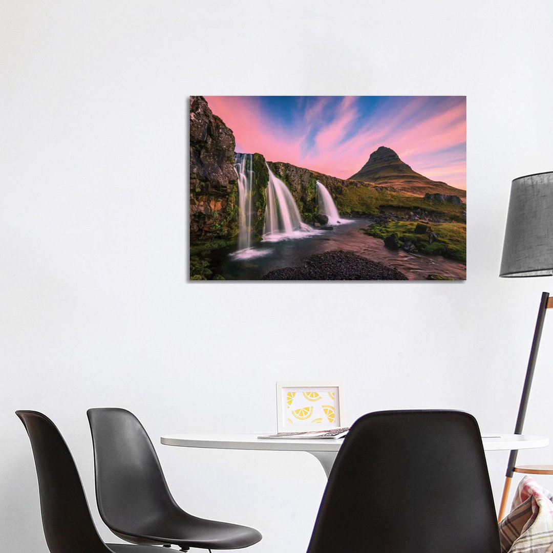 Island, Kirkjufellsfoss. Wasserfall bei Sonnenaufgang. von Jaynes Gallery - Gallery-Wrapped Canvas Giclée on Canvas