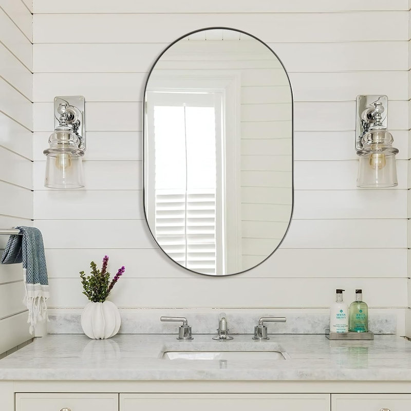 Miroir de salle de bain Kaitlee Cadre en acier inoxydable, Nickel brossé, 33 po x 20 po, Pilule