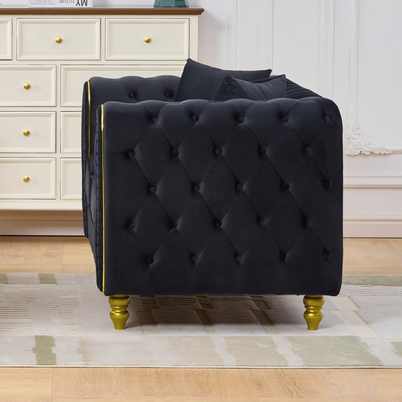 Canapé moderne à deux places de 63 pouces avec capitonnage à boutons profonds, accoudoirs roulés, pieds à finition dorée et revêtement en velours de qualité supérieure pour plus de confort et d'élégance.