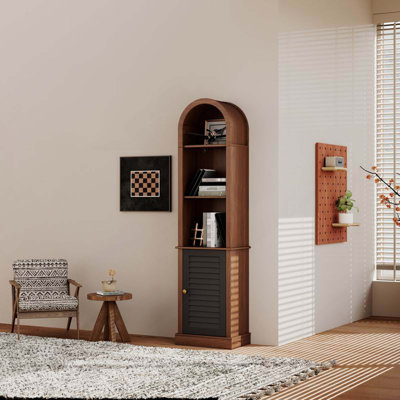Grande bibliothèque de coin arquée avec porte à volets, vitrine d'angle étroite en bois, support de rangement de coin autoportant pour salon, chambre à coucher, petit espace, brun noyer