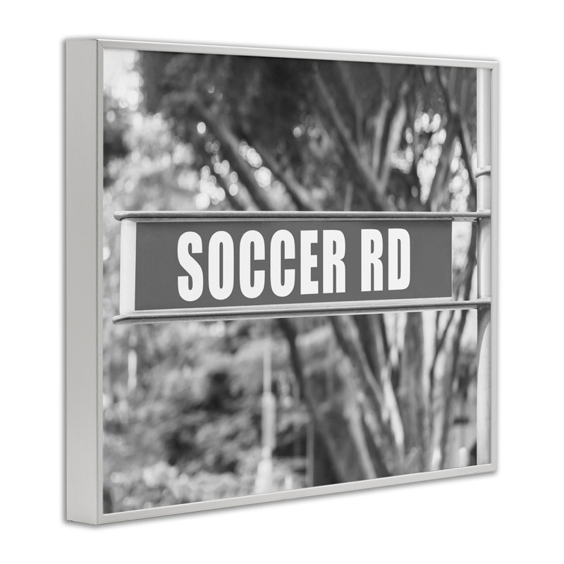 «Soccer Road Sign», estampe numérique par Daphne Polselli, Estampe numérique encadrée blanc bord de mer, H 16 po x l 20 po