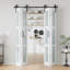 Porte de grange pliante en verre et en bois manufacturé massif avec trousse de quincaillerie d'installation-112414855-122584682