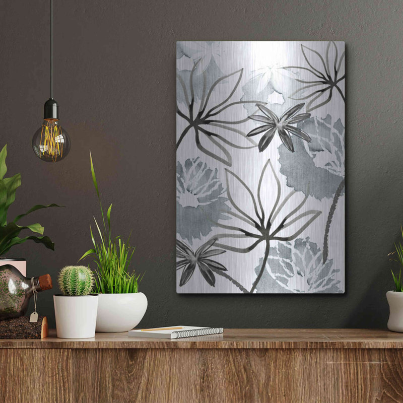 Fleurs monochromes II par Flora Kouta, H 16 po x l 12 po