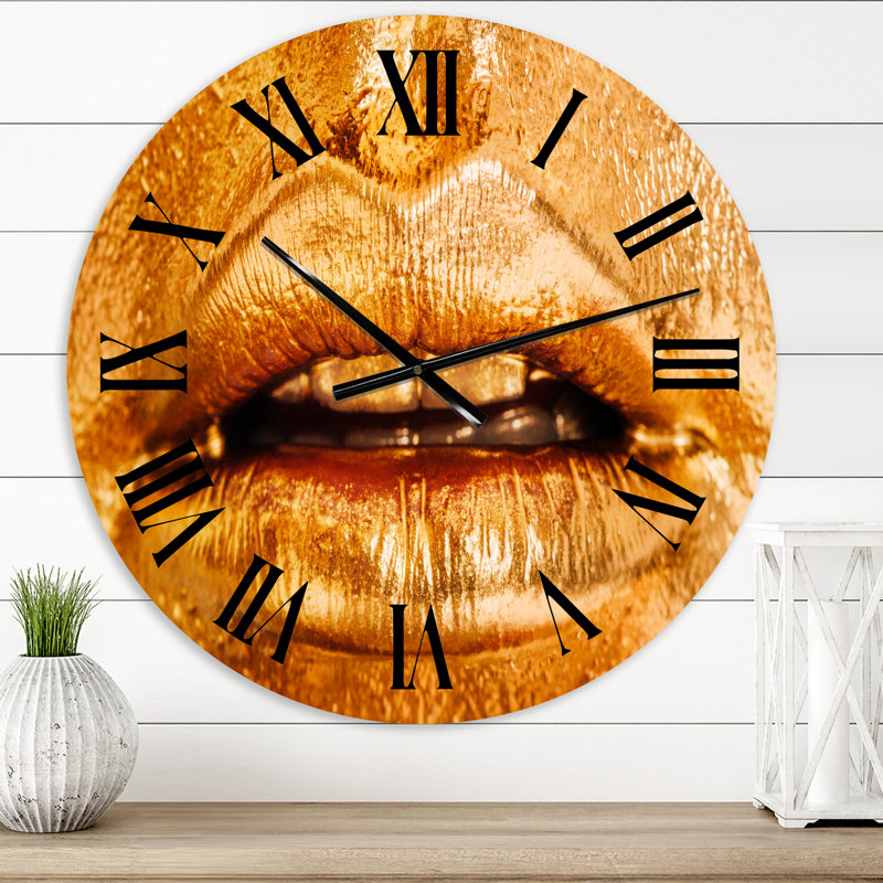 Gros plan sur des lèvres de femme avec un maquillage doré brillant - horloge murale moderne, Surdimensionné