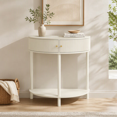 Cette console demi-lune conserve sa silhouette classique en demi-lune, désormais sublimée par des façades de tiroirs ornées d'un motif ondulé en 3D, réalisé artisanalement. La texture semi-circulaire ondulée apporte profondeur et raffinement tactile.