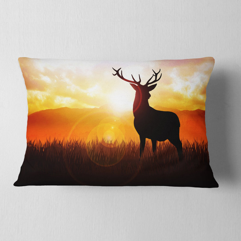 Cerf sur le pré au lever du soleil - Coussin décoratif imprimé animal
