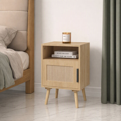 Table de chevet 23 po en rotin avec porte, tablette ouverte et pieds en bois massif