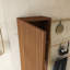 Armoire de salle de bain murale à rayures, avec portes, tablette et compartiment de rangement ouvert, couleur chêne brun-880466069