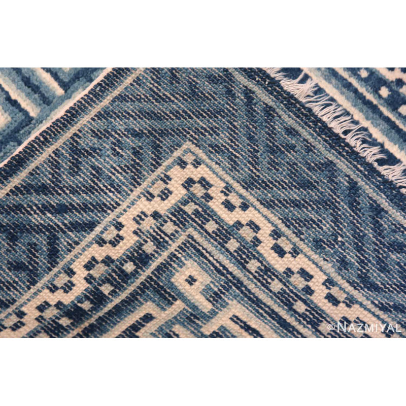 Petit tapis chinois antique à motif de grenades sur fond bleu