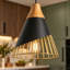 Luminaire suspendu conique en métal à 1 lumière avec texture de bois-267659232