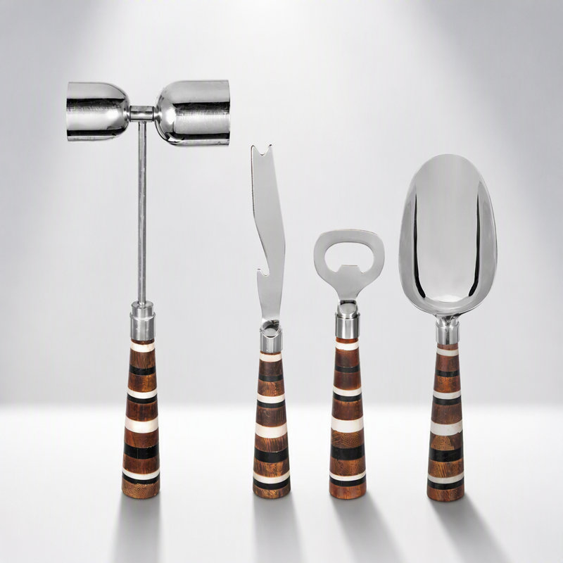 Coffret ouvert de 4 accessoires de bar en acier durable et bois de manguier, idéal pour les bars modernes à domicile et les réceptions.