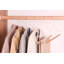Cintre standard Onassis en métal antidérapant pour robe / chandail / chandail-470480524