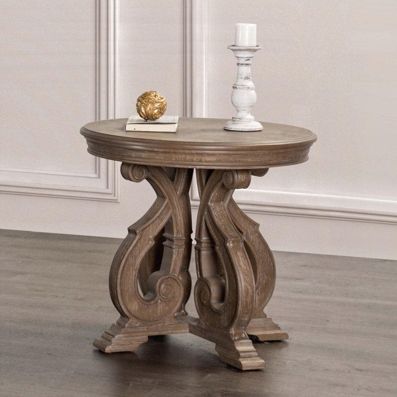 Table de bout ronde traditionnelle - finition chêne vieilli, pieds à volutes, détails sculptés