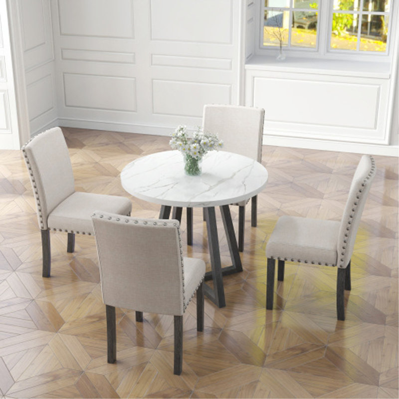 Il n'y a qu'une seule table dans une boîte.
