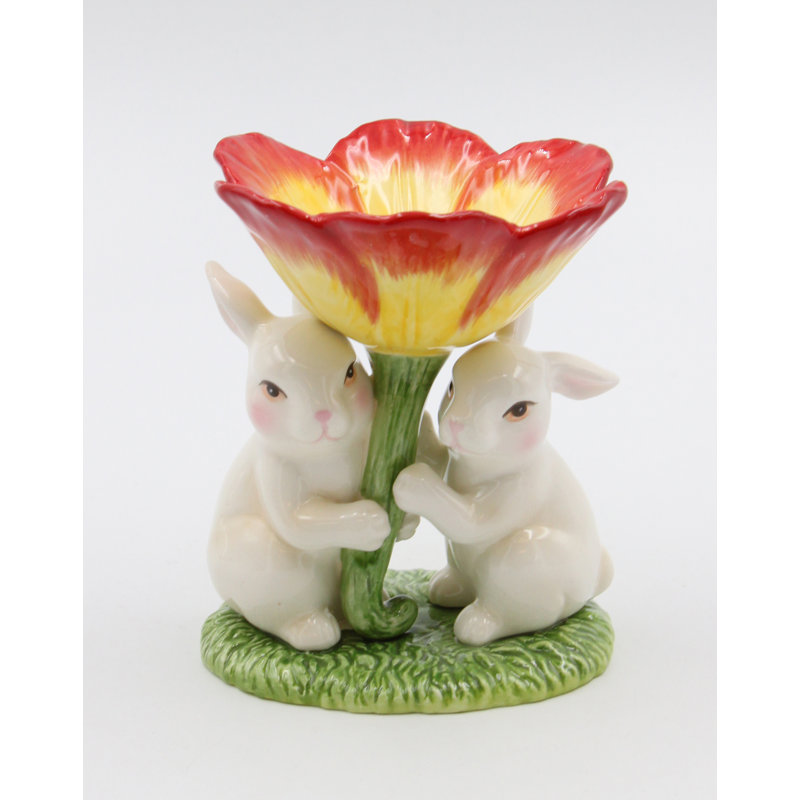 Lapin retenant un petit porte-photophore en céramique fleur
