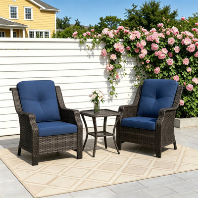 Ensemble de patio extérieur en osier pour 2 personnes avec 2 chaises, table d'appoint et coussin bleu