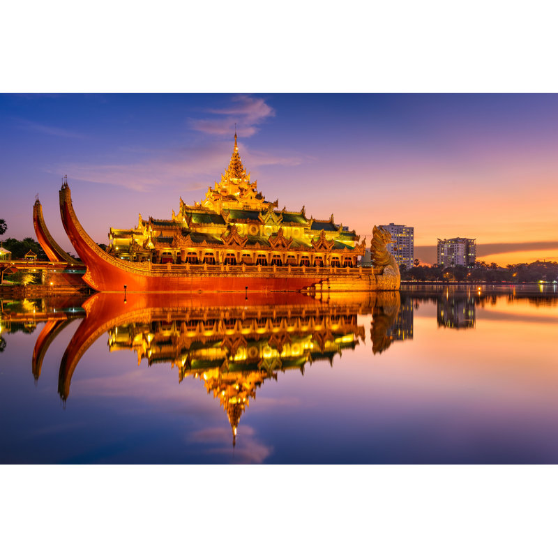 Karaweik Palace In Myistan - Photographie sur toile tendue, H 8 po x l 12 po