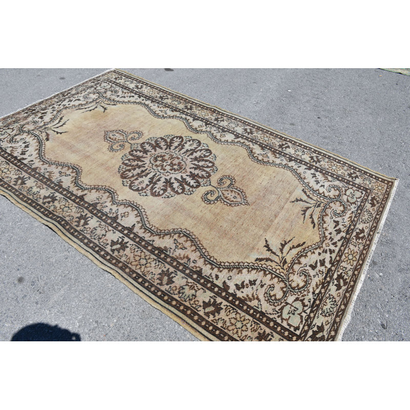 Tapis turc vintage de bureau ou de salon beige pour une décoration intérieure authentique brun / beige