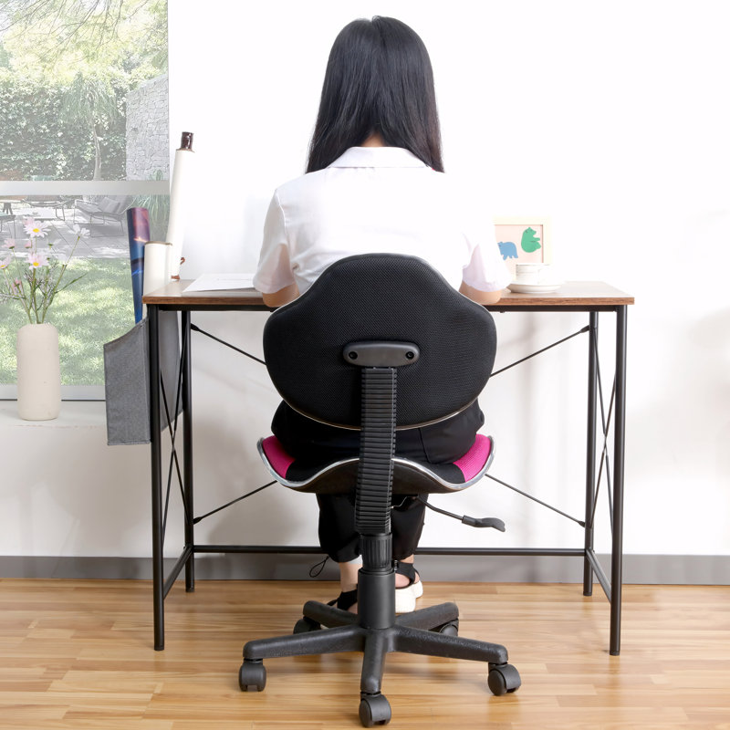 Chaise de bureau pivotante à 360 ° Aldous avec dossier en filet et hauteur réglable, Noir / Rose