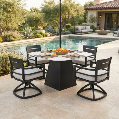 Ensemble de salle à manger d'extérieur moderne 5 pièces pour terrasse, table de salle à manger carrée 44 po x 44 po avec plateau en pierre frittée d'inspiration marbre blanc grec, base en aluminium pyramide évasée, noir braise, 4 chaises berçantes pivotantes avec coussins Sunbrella