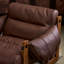 Fauteuil d'appoint enveloppé de cuir rétro brun, chaise longue avec cadre en bois massif pour la chambre à coucher, le coin lecture et le salon