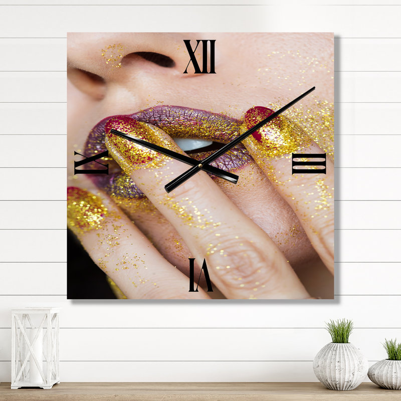 Gros plan sur un rouge à lèvres doré doré scintillant - horloge murale moderne, Moyen