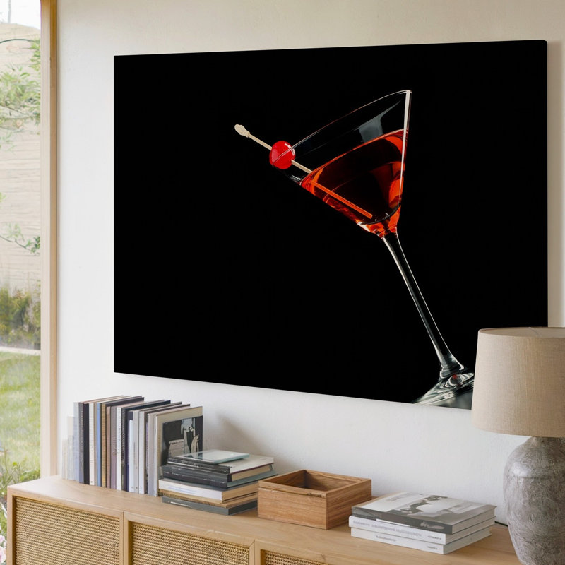 Toile, verre à martini joliment confectionné rempli d'un art mural rouge foncé, cocktail élégamment positionné contre un art mural noir sur toile