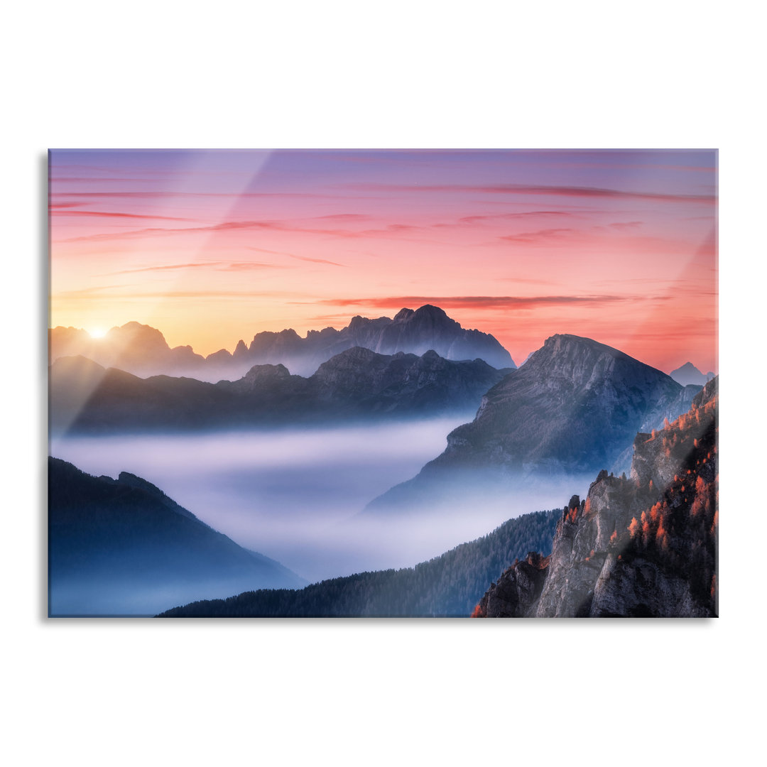 Glasbild Vernebelte Berge bei Sonnenaufgang