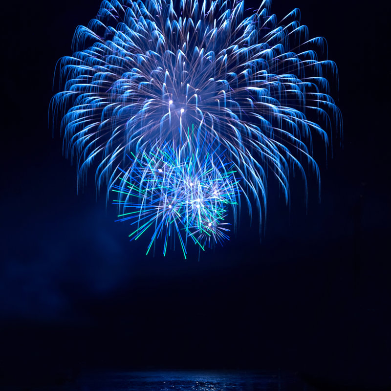 Feux d'artifice colorés - reproduction sur toile tendue, H 12 po x l 12 po x P 1 po