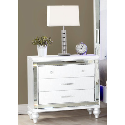 Armoire de chevet en bois blanc, 3 tiroirs, miroir - accentué, poignées en cristal, 17 profonds pour chambre à coucher moderne en bois, rangement, miroirs biseautés, rehaussement de 26 W