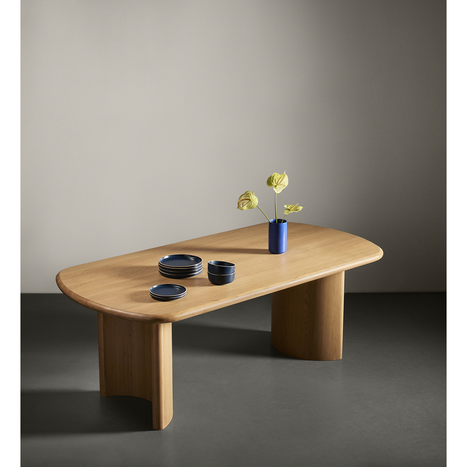 Circa 84" Curved Leg Dining Table, Black