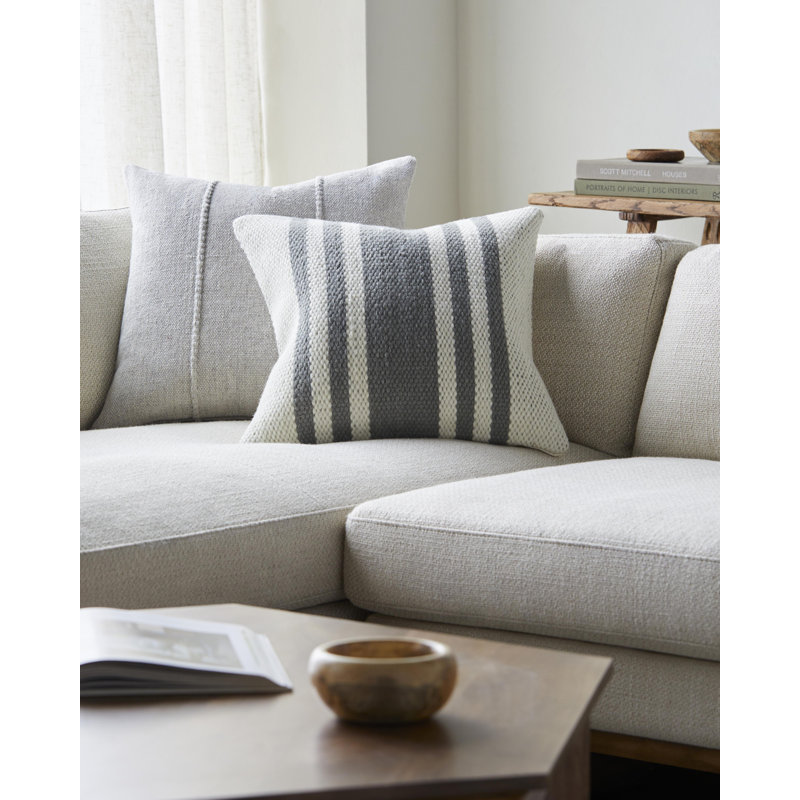 Coussin Becki Owens x Livabliss Brett, Crème/gris, H 22 po x l 22 po, polyester