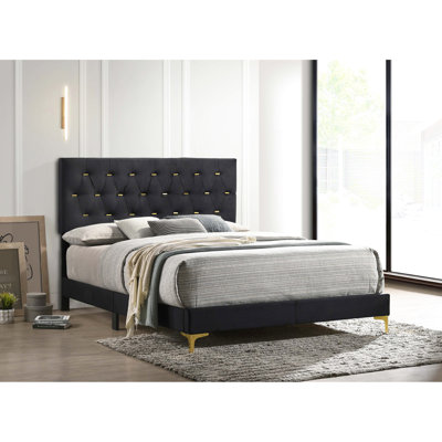 Lit à panneaux très grand noir, losanges avec boutons en barre dorés, conception ouverte pour une retraite de sommeil sereine, rembourrage doux, pieds finis, configuration de la chambre à coucher