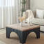 Table basse en bois avec charme rustique - base noire pour une construction carrée, polyvalente et polyvalente