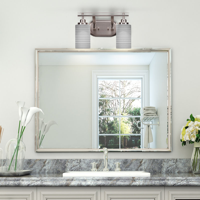 Barre d'éclairage de salle de bain 2 lumières Roderik avec verre matriciel de 4 po, Nickel brossé, Gris