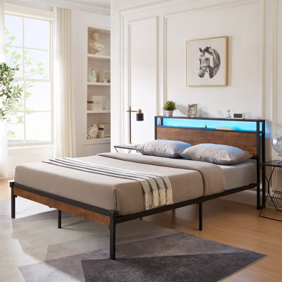 Structure de lit plateforme grand en métal avec tête de lit et pied de lit en bois avec doublure USB, lumières DEL, pas de sommier, grand rangement sous le lit, assemblage facile