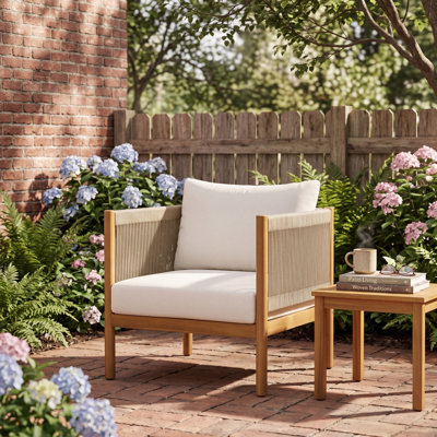 Fauteuil club d'extérieur avec structure en bois d'acacia d'aspect teck, panneaux de corde beige et coussins crème