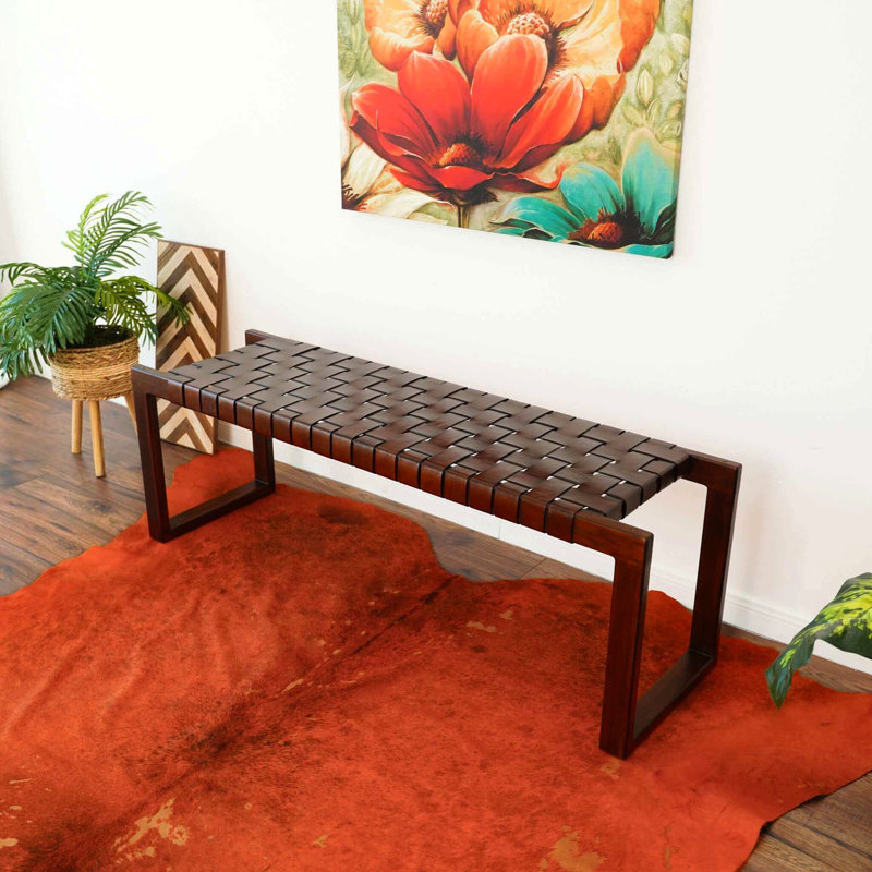 Banc en cuir brun clair de style Mid-Century avec structure en bois massif et pieds fuselés