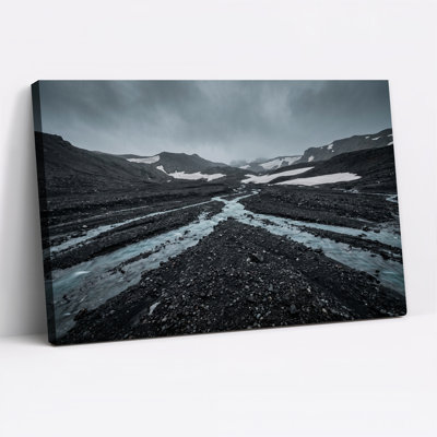Tableau sur toile représentant une rivière bleu laiteux dans une vallée rocheuse sombre