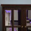 Vitrine en cerisier antique avec tablettes réglables et contrôle à DEL sans fil