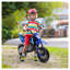 Vélo électrique pour enfants avec roues d'entraînement QAB 12V, poignée d'accélérateur à torsion, suspension arrière et système de musique, bleu