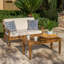 Causeuse et table basse Peyton, parfaite pour les salons confortables et pour recevoir des invités avec style et confort.