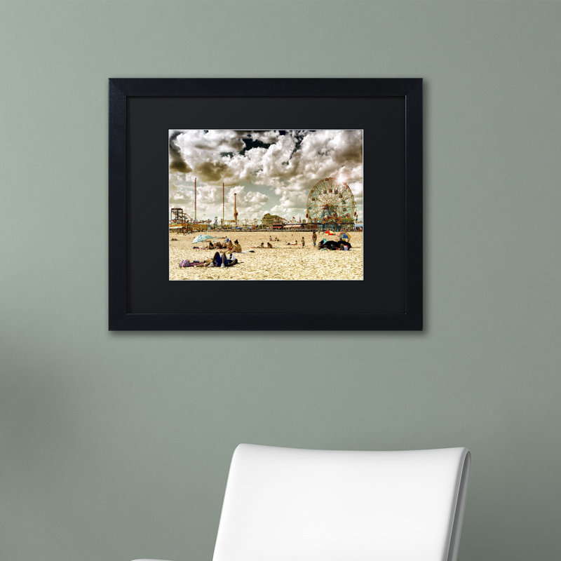 Coney Island Beach, reproduction de photo encadrée, H 16 po x l 20 po x P 0,5 po, Cadre noir, Noir