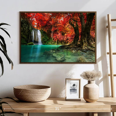 Arbres d'automne et cascade