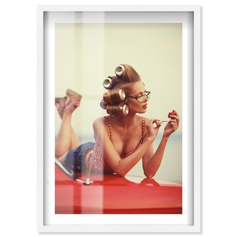 «Not Your Girl Shadowbox» par Notoriart, H 25 po x l 17 po, Blanc