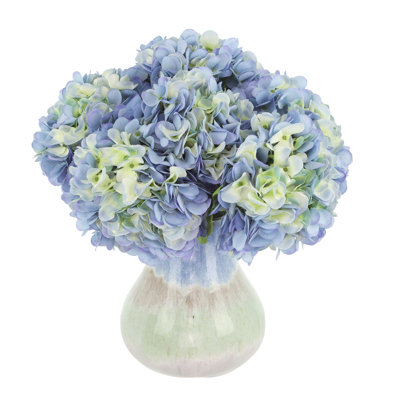 Hortensias disposés dans un vase en céramique