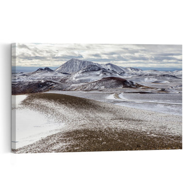 Route de montagne sinueuse en hiver - Paysage de montagne abstrait et contemporain spectaculaire
