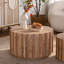Ensemble de tables basses gigognes rustiques de style ferme, peu encombrantes, avec un design à lattes verticales-913604770
