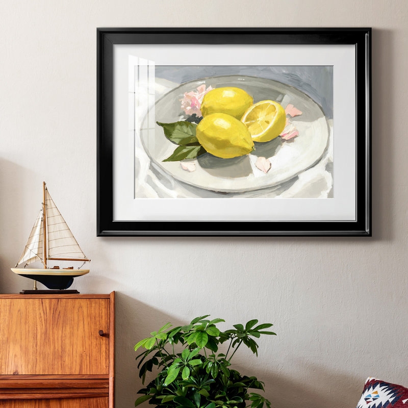«Lemons On A Plate I», reproduction encadrée de qualité supérieure - prête à être accrochée, Noir